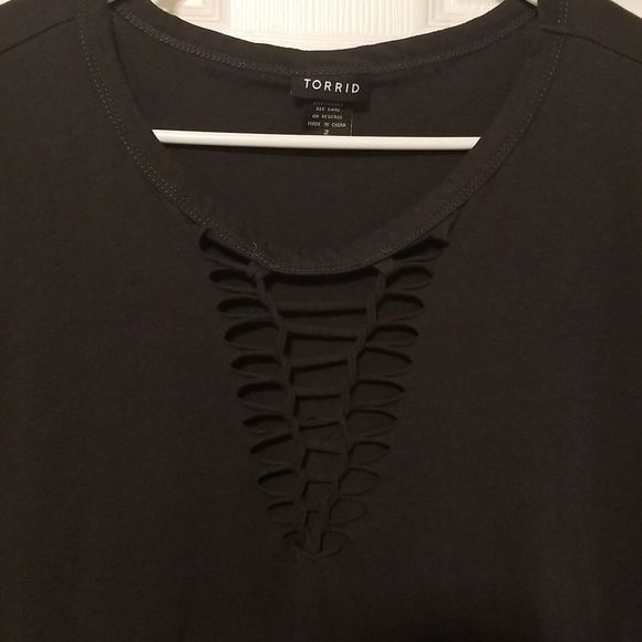 Torrid charcoal gray knotted v-neck, short sleeved fitted t-shirt, size 2x - Picture 3 of 3